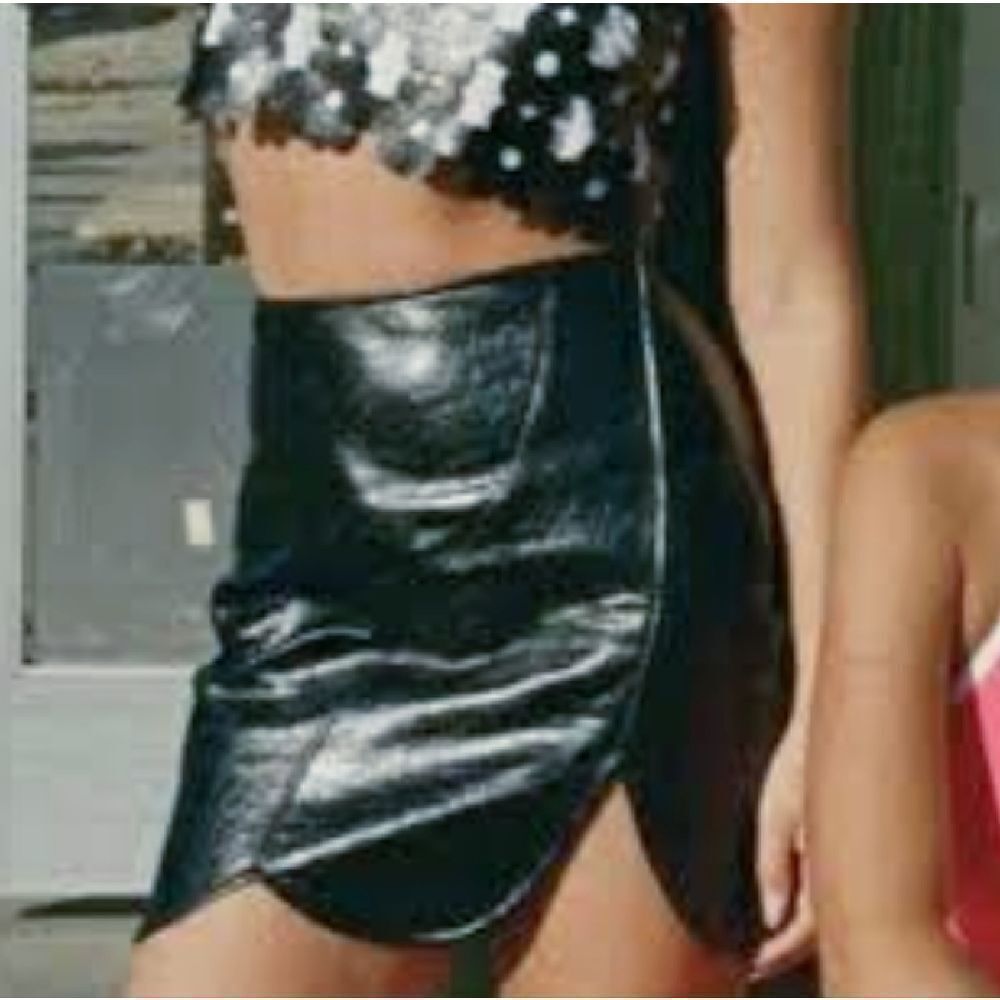 Y2K Social Tourist Black Faux Leather Ultra High Rise Scalloped Mini Skirt SZ 10